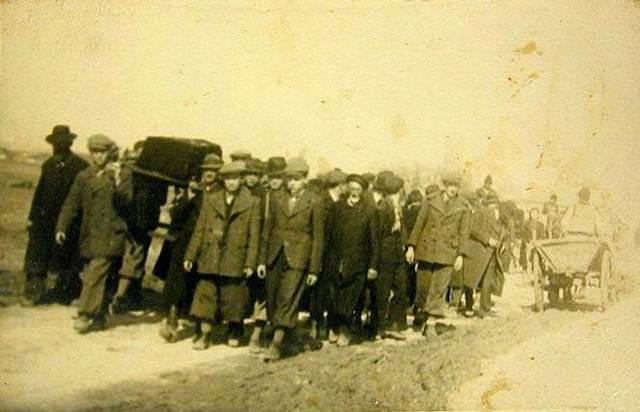 Funeral for a victim of the Hebron massacre of 1929. (Wikimedia Commons)