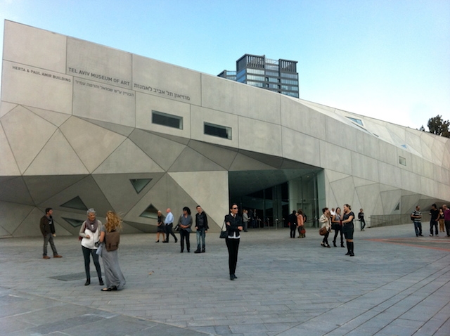 Outside the Tel Aviv Museum of Art, home to one of the world's largest collections of Israeli art. (PikiWiki Israel)