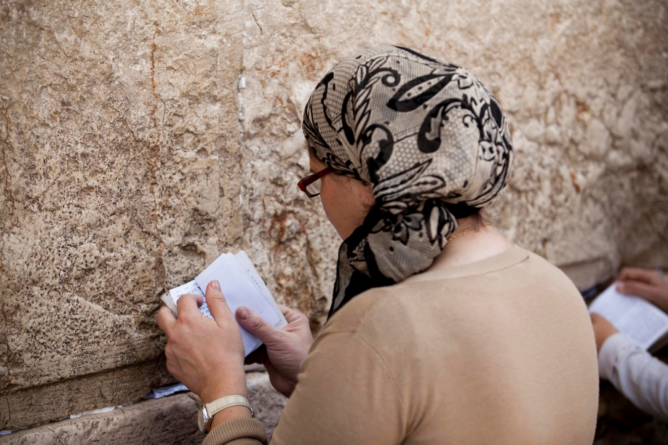 jewish woman praying