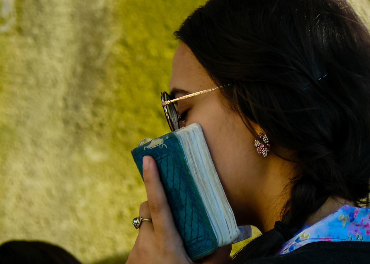 jewish woman praying at western wall