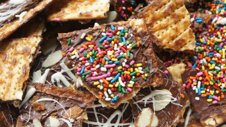 matzah toffee recipe passover matzah crack dessert